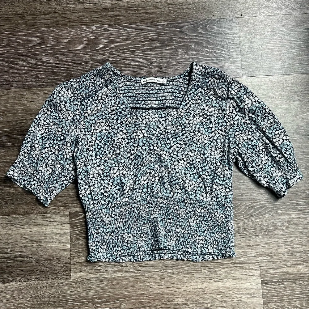 3/$21 Abercrombie & Fitch top - Picture 5 of 9